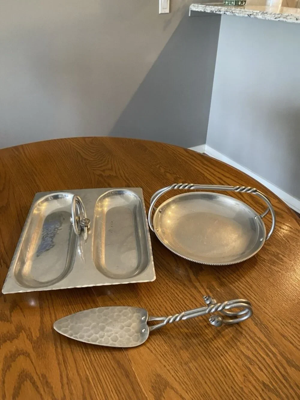 B W Busnilum Hammered Aluminum-6 Pieces- 4 Serving Trays, Spatula And Pitcher